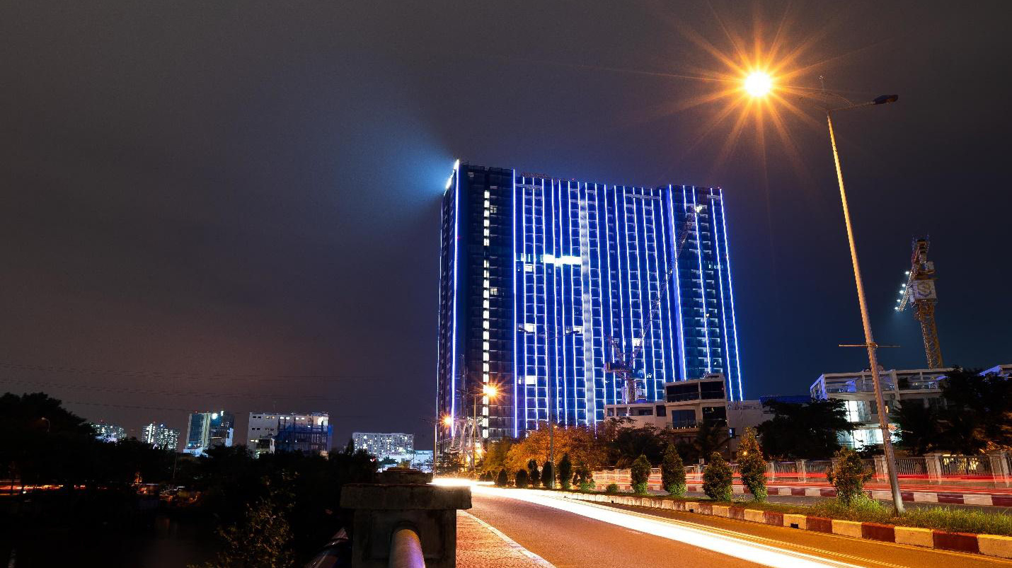 Dự án Sunshine City Sài Gòn tọa lạc trên đường Phú Thuận, bên cạnh sông Cả Cấm, ngay trung tâm quận 7 và chỉ cách Phú Mỹ Hưng một câu cầu.