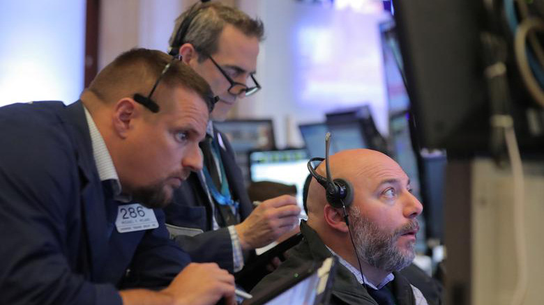 Các nhà giao dịch cổ phiếu trên sàn NYSE ở New York, Mỹ - Ảnh: Reuters.