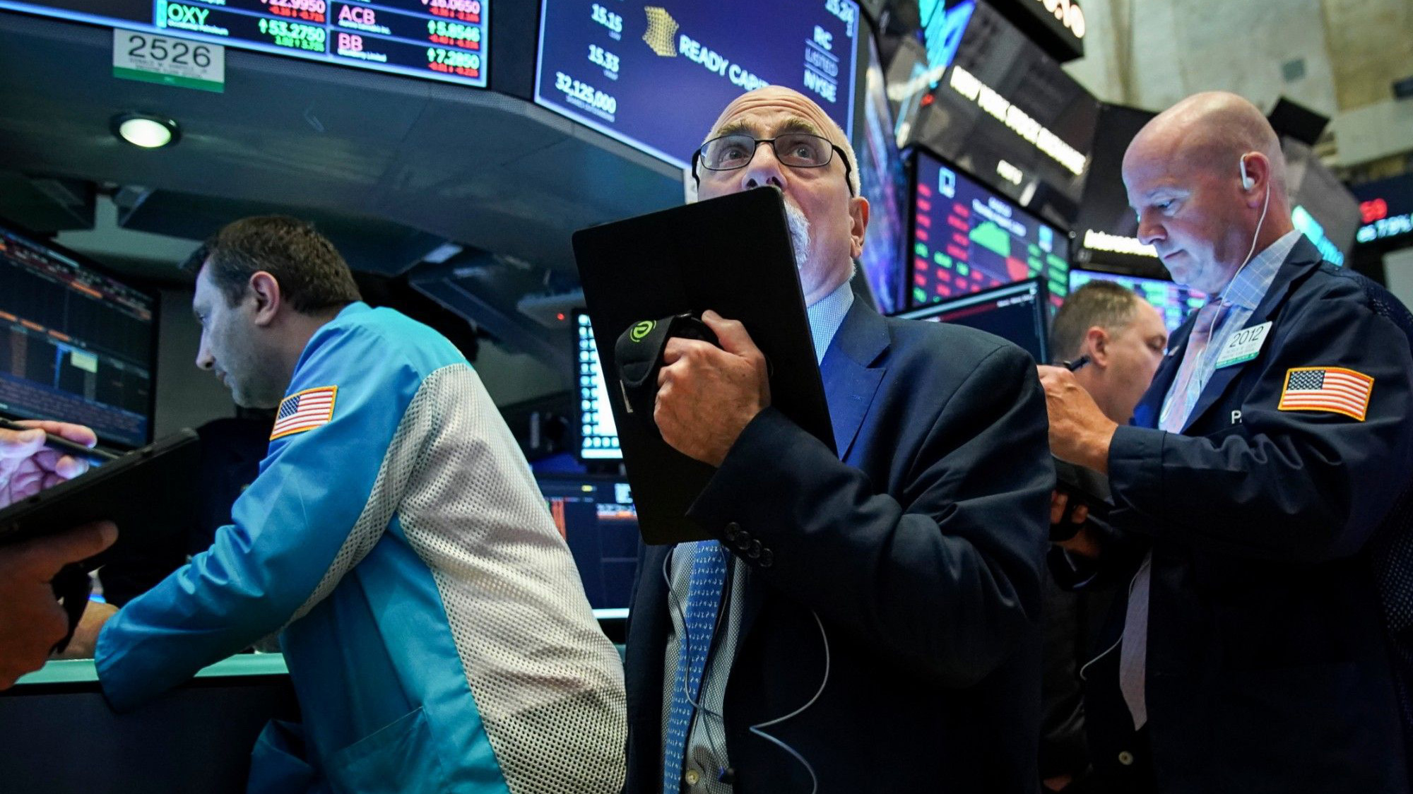 Các nhà giao dịch cổ phiếu trên sàn NYSE ở New York, Mỹ - Ảnh: Reuters.