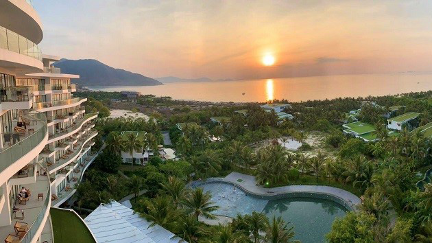 Còn gì tuyệt vời hơn khi cả gia đình cùng nhau ngắm bình minh lên trên biển, giữa không gian xanh tại Riviera.