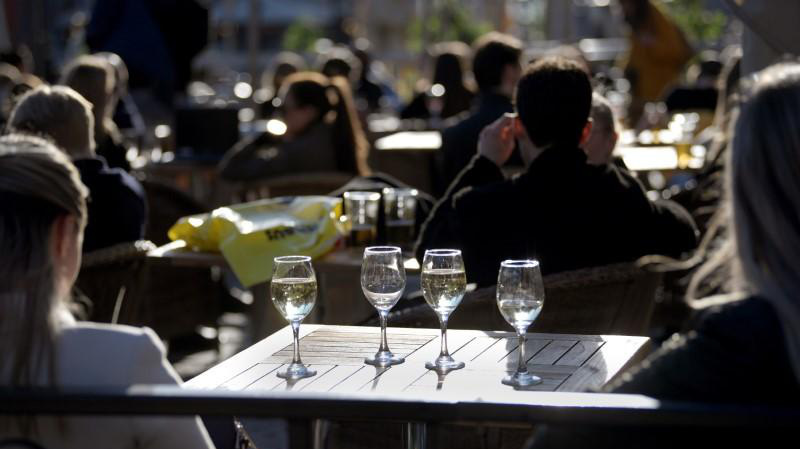 Người Thụy Điển vẫn thoải mái tụ tập khi xảy ra làn sóng Covid-19 đầu tiên vào mùa xuân năm nay - Ảnh: Reuters.