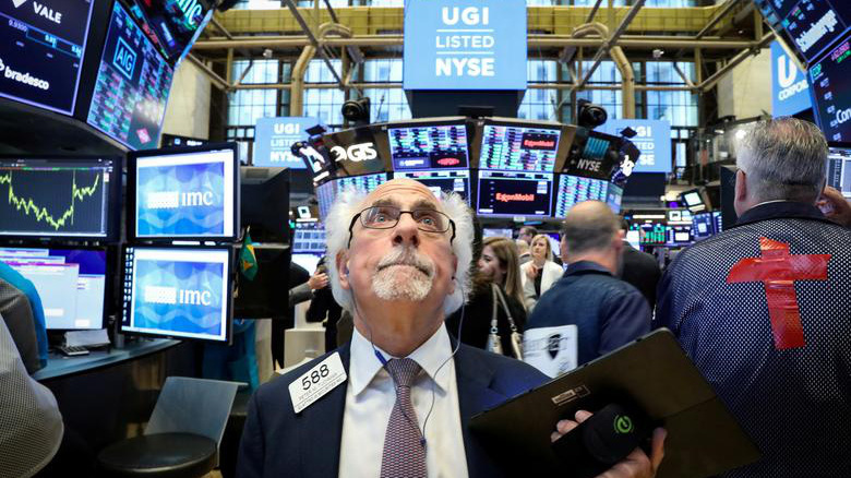 Các nhà giao dịch cổ phiếu trên sàn NYSE ở New York, Mỹ - Ảnh: Reuters.