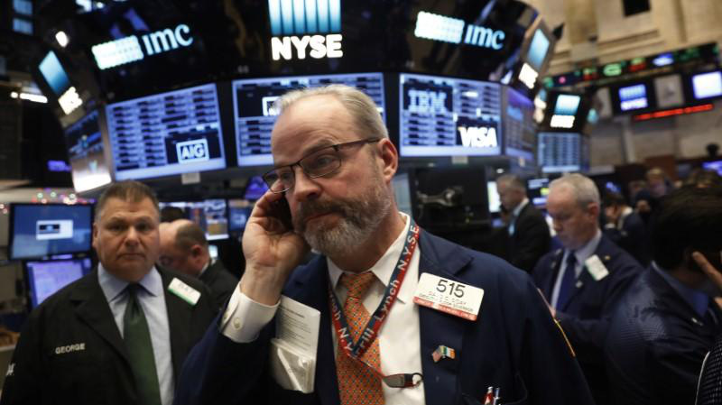 Các nhà giao dịch cổ phiếu trên sàn NYSE ở New York, Mỹ - Ảnh: Reuters.