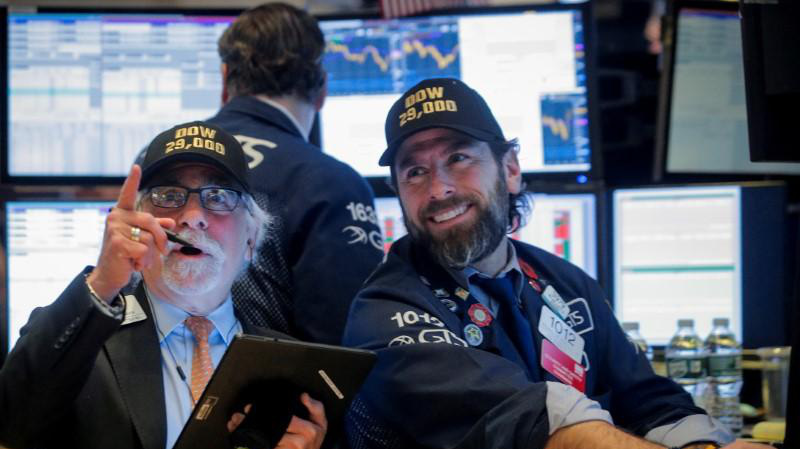 Các nhà giao dịch cổ phiếu trên sàn NYSE ở New York, Mỹ - Ảnh: Reuters.