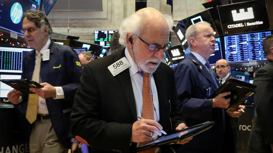 Các nhà giao dịch cổ phiếu trên sàn NYSE ở New York, Mỹ - Ảnh: Reuters.