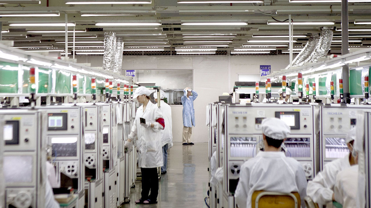 Trong một nhà máy của Foxconn - Ảnh: Bloomberg.