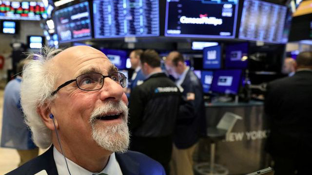 Các nhà giao dịch cổ phiếu trên sàn NYSE ở New York, Mỹ - Ảnh: Reuters.