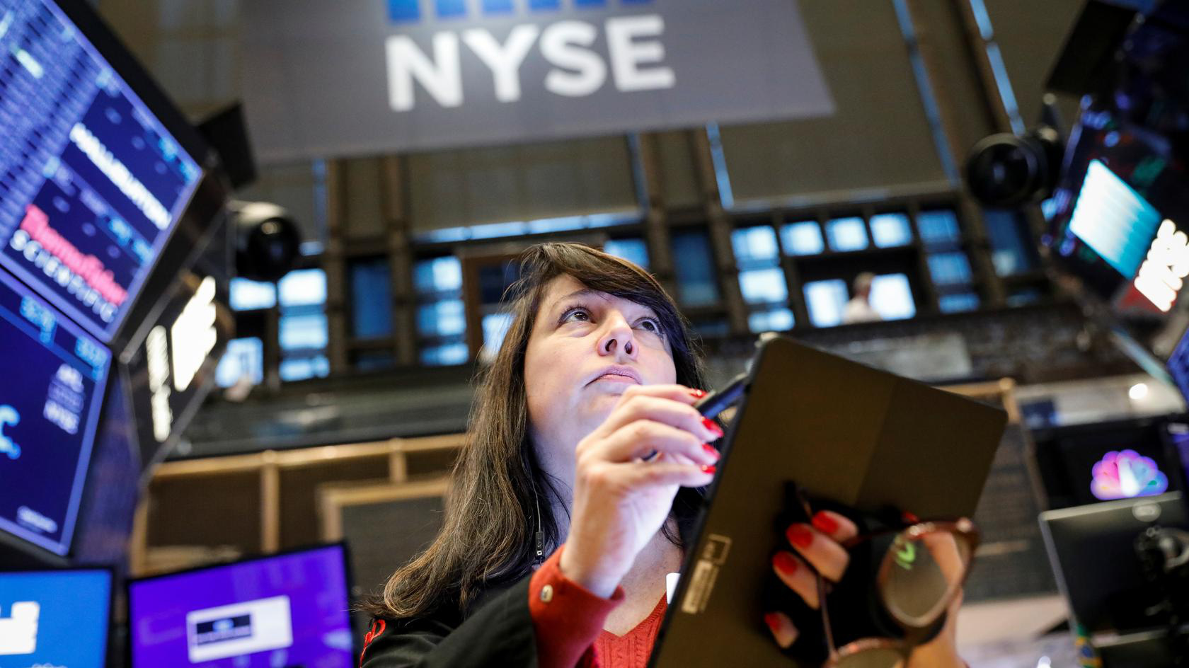 Một nhà giao dịch cổ phiếu trên sàn NYSE ở New York, Mỹ - Ảnh: Reuters.
