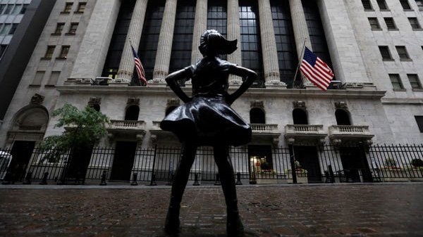 Tượng "Bé gái không sợ hãi" ("Fearless girl") đối diện Sở giao dịch chứng khoán New York (NYSE) - Ảnh: Reuters.