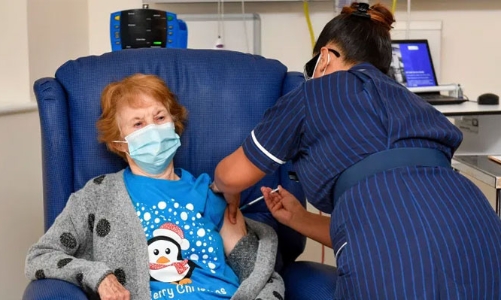 Cụ bà 90 tuổi trở thành người đầu tiên trên thế giới tiêm chủng vaccine Covid-19