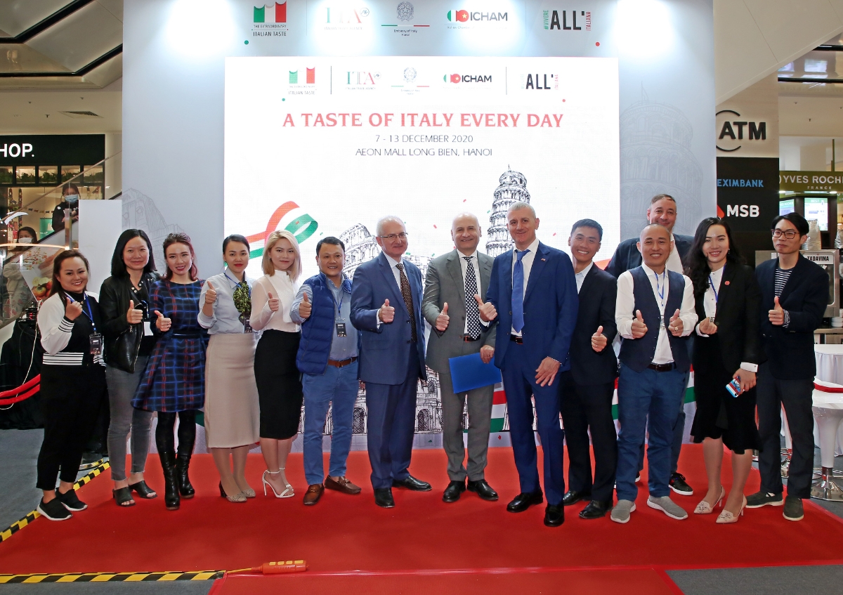Đại diện các đơn vị tham gia triển lãm chụp ảnh cùng Đại sứ Ý tại Việt Nam, Trưởng đại diện Thương Vụ Ý tại Việt Nam và đại diện Phòng Thương Mại & Công Nghiệp Ý tại Việt Nam.