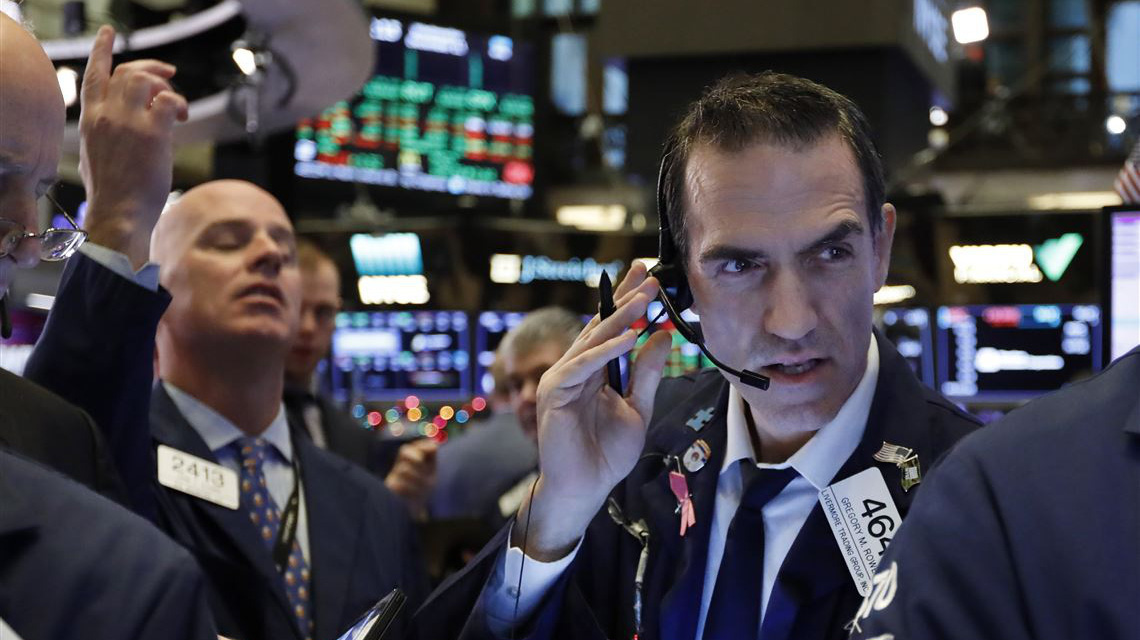 Các nhà giao dịch cổ phiếu trên sàn NYSE ở New York, Mỹ - Ảnh: Reuters.