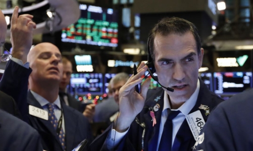 Bế tắc gói kích cầu mới, chứng khoán Mỹ tụt khỏi mức kỷ lục