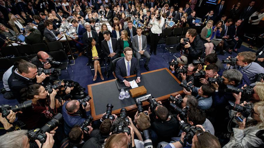 CEO Mark Zuckerberg của Facebook trong một phiên điều trần trước Quốc hội Mỹ năm 2018 - Ảnh: Xinhua.
