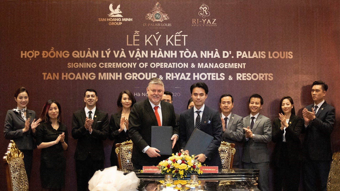 Phó Tổng giám đốc Tập đoàn Tân Hoàng Minh, ông Đỗ Hoàng Minh cùng đại diện Ri-Yaz
Hotels &amp; Resorts tại Việt Nam ký MOU quản lý vận hành D’. Palais Louis.