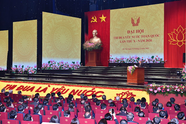 Tại Đại hội, Thủ tướng Chính phủ Nguyễn Xuân Phúc, Chủ tịch Hội đồng Thi đua – Khen thưởng Trung ương đã phát động phong trào thi đua yêu nước giai đoạn 2021 – 2025 với chủ đề: “Đoàn kết, sáng tạo, thi đua xây dựng và bảo vệ Tổ quốc”. Thủ tướng nhấn mạnh 5 nội dung quan trọng là thi đua xây dựng, hoàn thiện đồng bộ thể chế phát triển bền vững về kinh tế, chính trị, văn hóa, xã hội, bảo vệ môi trường, tổ chức và hoạt động của cơ quan hành chính nhà nước... khơi dậy mọi tiềm năng và nguồn lực, tạo động lực mới, đột phá mới cho sự phát triển nhanh và bền vững đất nước - Ảnh: VGP