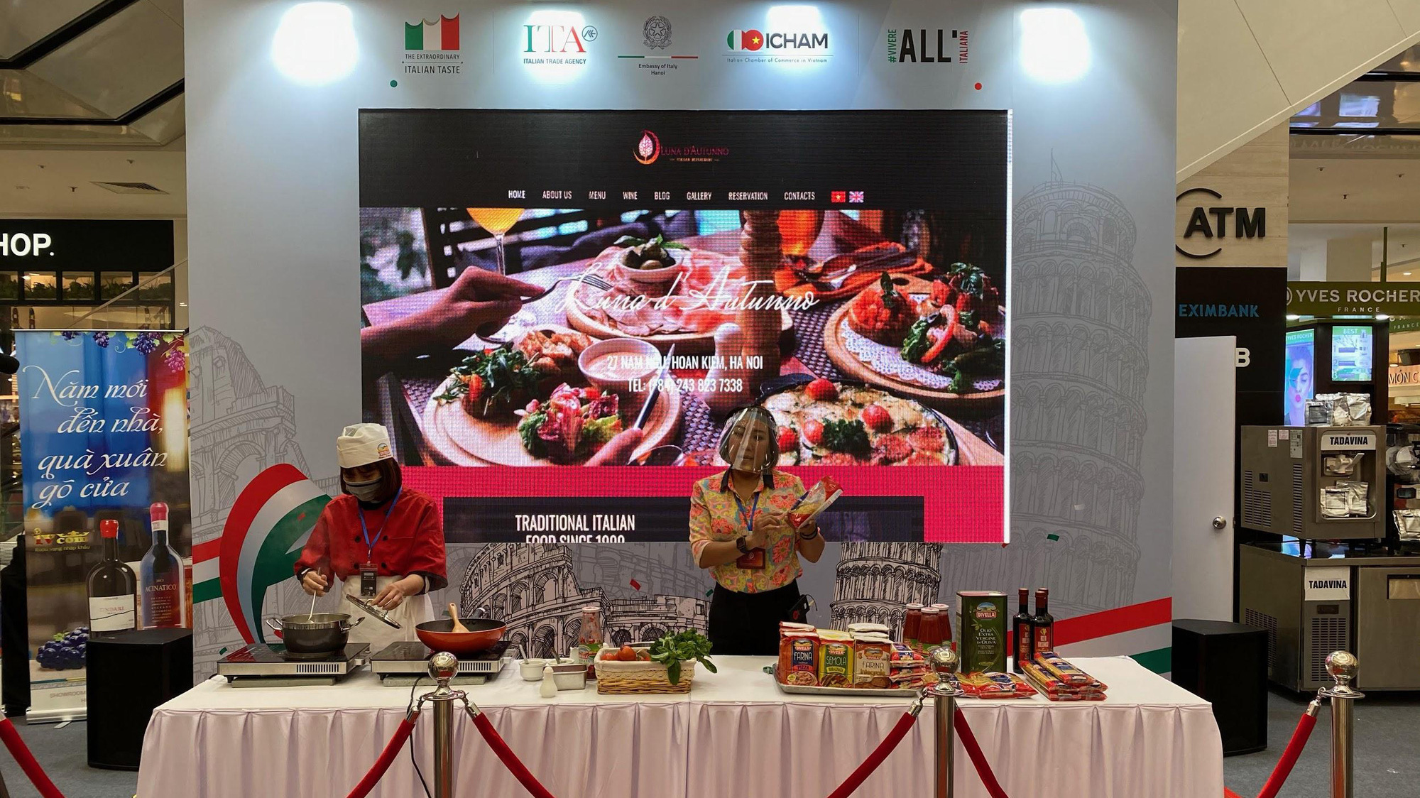 Đầu bếp thực hiện trình diễn nấu ăn tại triển lãm A Taste of Italy Everyday Hà Nội.