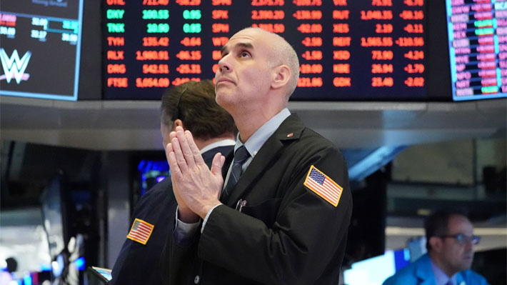 Một nhà giao dịch cổ phiếu trên sàn NYSE ở New York, Mỹ - Ảnh: Reuters.