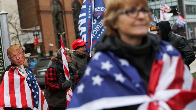 Những người ủng hộ Tổng thống Donald Trump xuống đường ở Lansing, Michigan hôm 8/12 - Ảnh: Reuters.