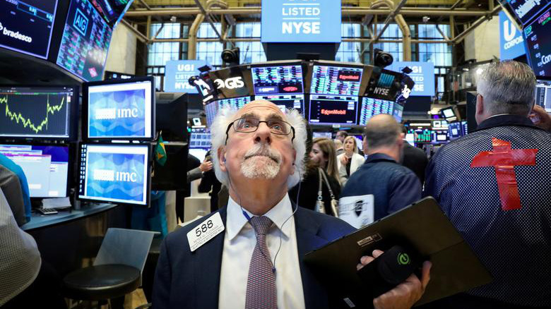 Các nhà giao dịch cổ phiếu trên sàn NYSE ở New York, Mỹ - Ảnh: Reuters.