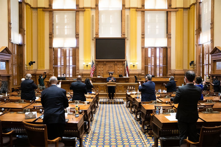 Đại cử tri bang Georgia vỗ tay sau khi bỏ phiếu bầu Tổng thống tại tòa nhà nghị viện bang ở Atlanta ngày 14/12 - Ảnh: Bloomberg.