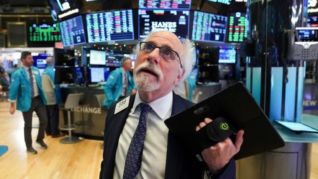 Một nhà giao dịch cổ phiếu trên sàn NYSE ở New York, Mỹ - Ảnh: Reuters.