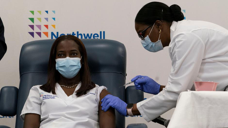 Y tá Sandra Lindsay là người đầu tiên được tiêm chủng ngừa Covid-19 tại Mỹ - Ảnh: Reuters.