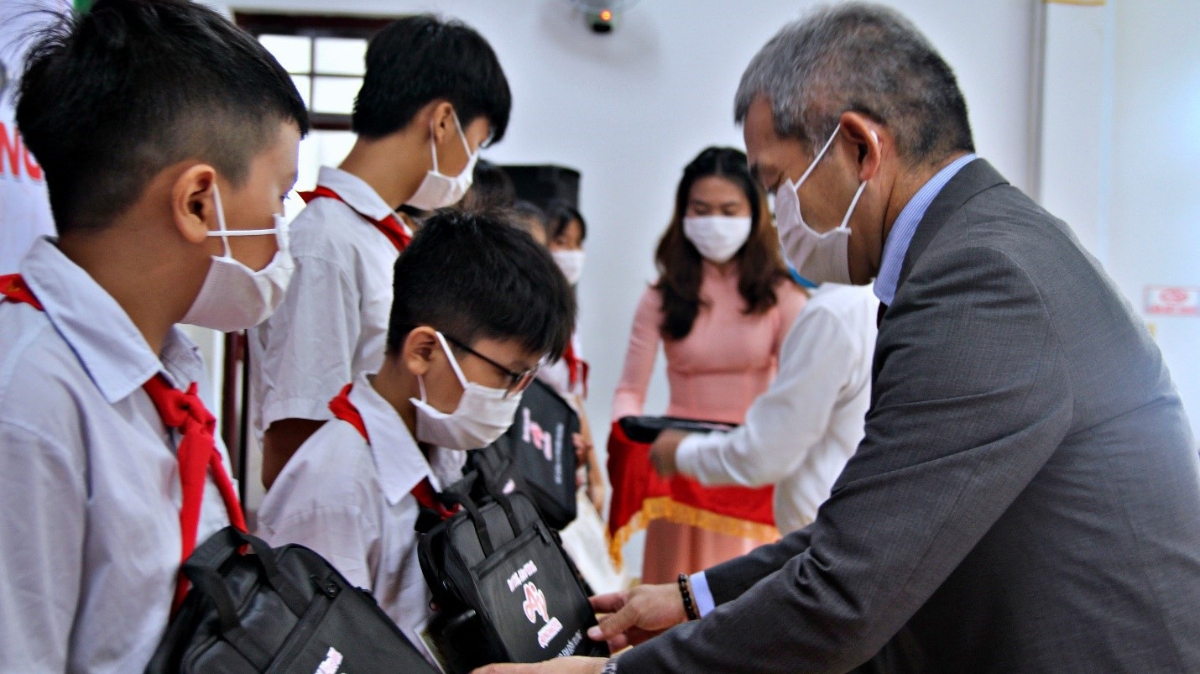 Ông Keiji Kaneko - Tổng giám đốc Công ty Ajinomoto Việt Nam tặng học bổng cho các em học sinh đạt thành tích tốt.