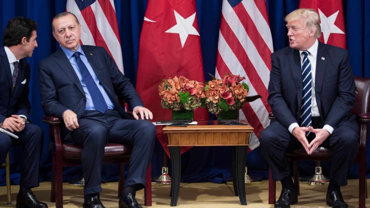Tổng thống Thổ Nhĩ Kỳ Tayyip Erdogan (trái) và Tổng thống Mỹ Donald Trump trong một cuộc gặp ở New York, tháng 9/2017 - Ảnh: Getty/CNBC.