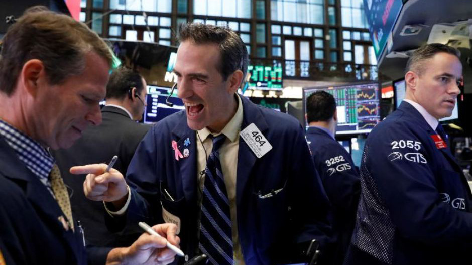 Các nhà giao dịch cổ phiếu trên sàn NYSE ở New York, Mỹ - Ảnh: Reuters.