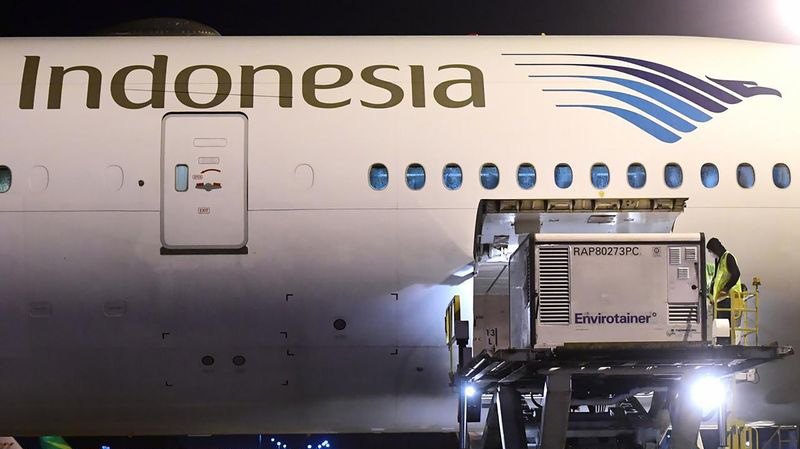 Lô hàng vaccin Covid-19 của hãng dược Trung Quốc Sinovac hạ cánh xuống sân bay quốc tế ở Jakarta, Indonesia hôm 6/12 - Ảnh: Bloomberg.