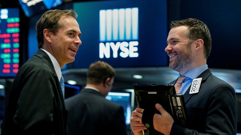 Các nhà giao dịch cổ phiếu trên sàn NYSE ở New York, Mỹ - Ảnh: Reuters.