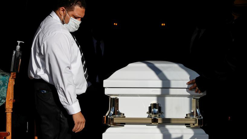 Người thân trong tang lễ một cụ bà qua đời vì Covid-19 ở Chicago, Mỹ, hôm 9/12 - Ảnh: Reuters.