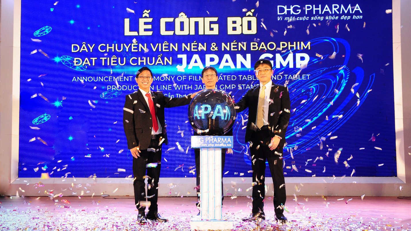 Ban Tổng giám đốc DHG cùng thực hiện nghi thức công bố dây chuyền sản xuất thuốc đạt chuẩn JAPAN GMP.