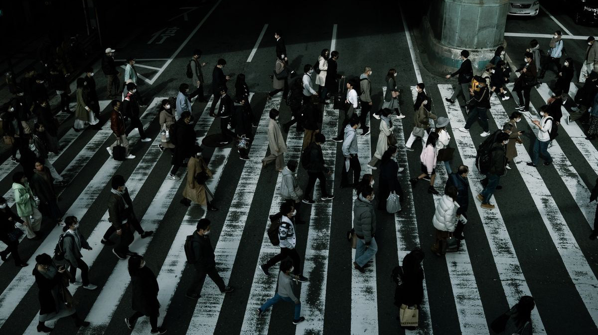 Người bộ hành trên đường phố ở Tokyo, Nhật Bản - Ảnh: Bloomberg.