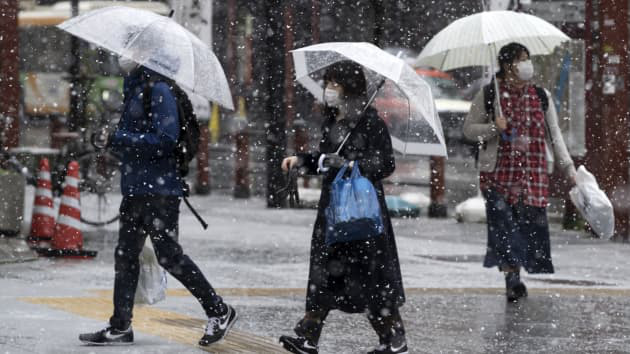 Người bộ hành trên đường phố ở Tokyo, Nhật Bản, tháng 3/2020 - Ảnh: Getty/CNBC.