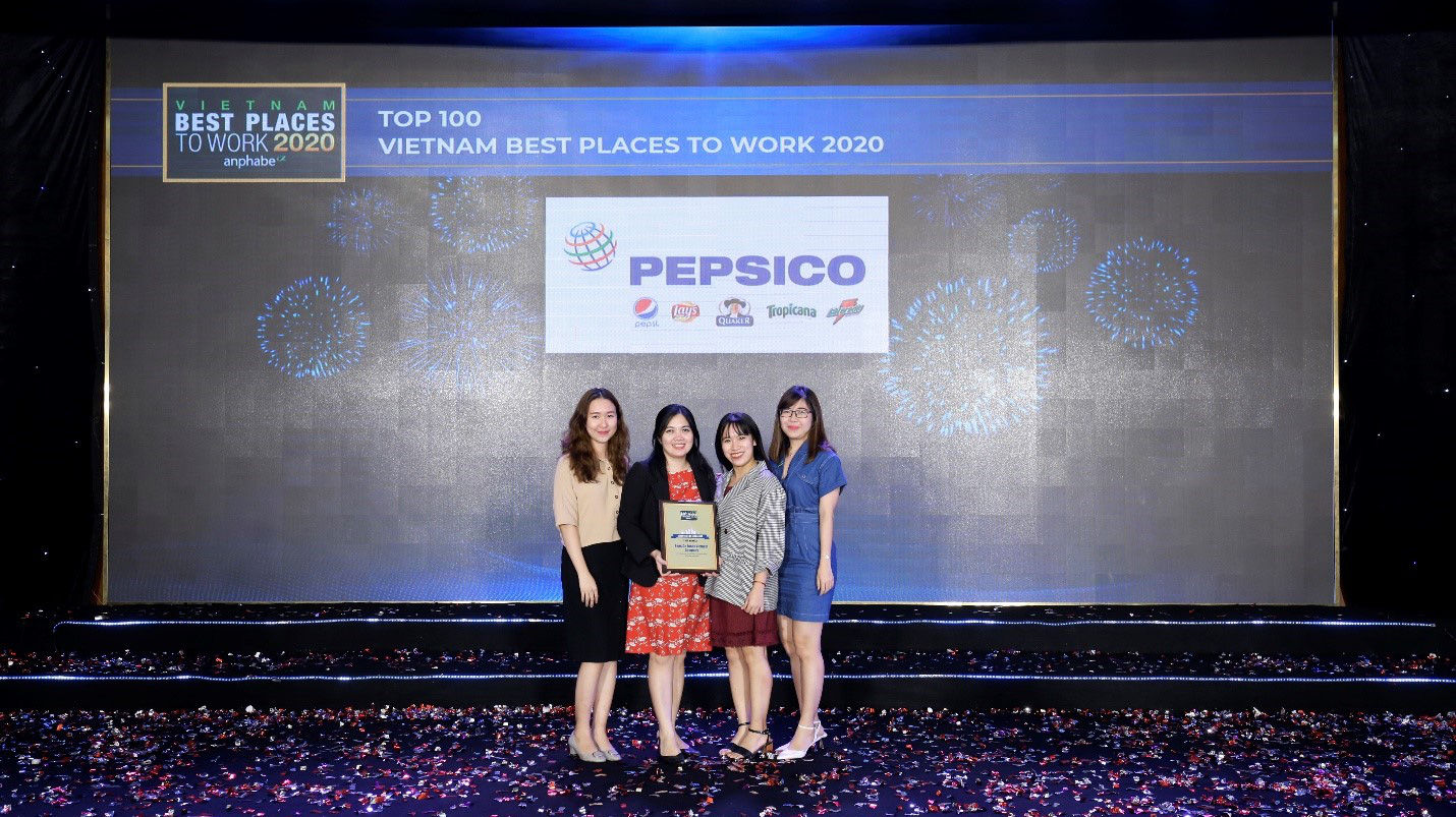 Bà Hồ Thị Bạch Quyên – Giám đốc Tuyển dụng PepsiCo khu vực Châu Á (Thứ 02 từ trái qua) cùng các thành viên nhóm tuyển dụng tại Hội nghị Nơi làm việc tốt nhất Việt Nam.