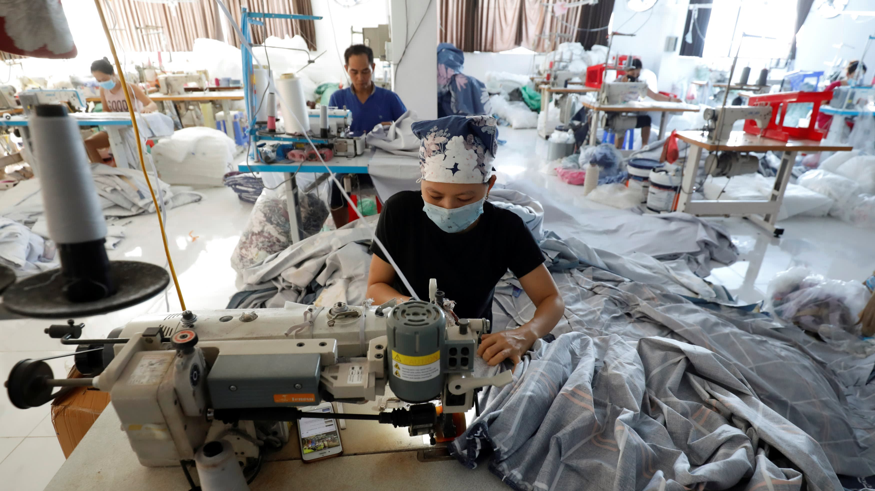 Trong một xưởng may chăn ga gối đệm ở Hà Nội - Ảnh: Reuters/Nikkei.