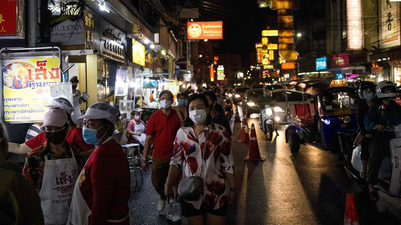 Trên đường phố ở Bangkok, Thái Lan, hôm 2/1 - Ảnh: Bloomberg.