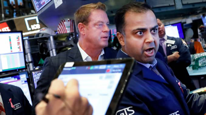 Các nhà giao dịch cổ phiếu trên sàn NYSE ở New York, Mỹ - Ảnh: Reuters.