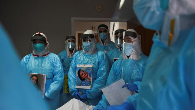 Các nhân viên y tế điều trị bệnh nhân Covid-19 tại một bệnh viện ở Houston, Texas, Mỹ, hôm 28/12 - Ảnh: Reuters.