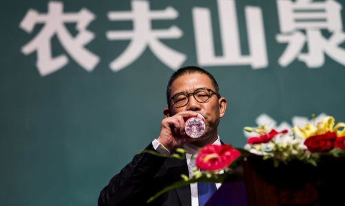 Tỷ phú nước đóng chai Trung Quốc giàu hơn Warren Buffett