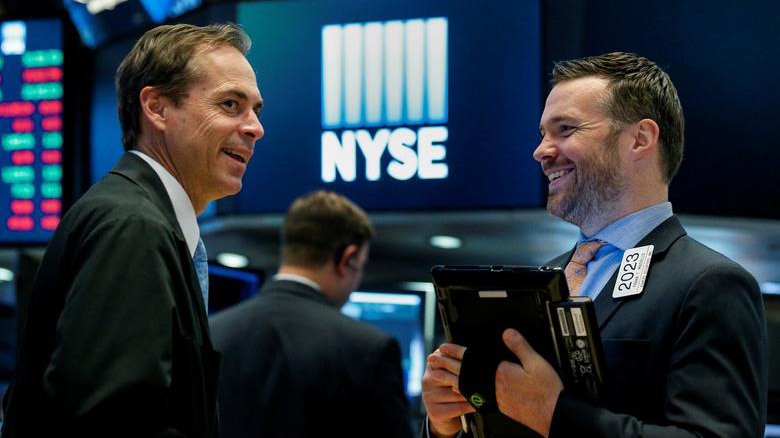 Các nhà giao dịch cổ phiếu trên sàn NYSE ở New York - Ảnh: Reuters.
