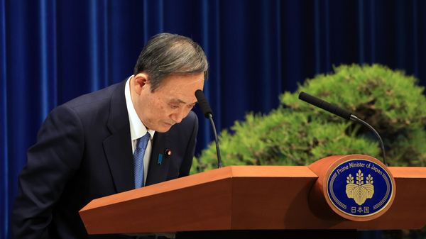 Thủ tướng Nhật Bản Yoshihide Suga tại một cuộc họp báo - Ảnh: Bloomberg.