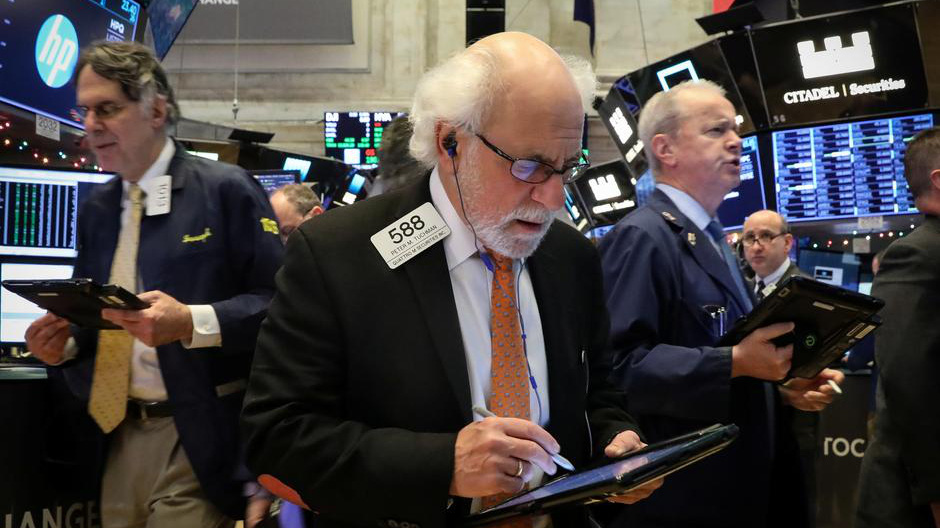 Các nhà giao dịch cổ phiếu trên sàn NYSE ở New York, Mỹ - Ảnh: Reuters.