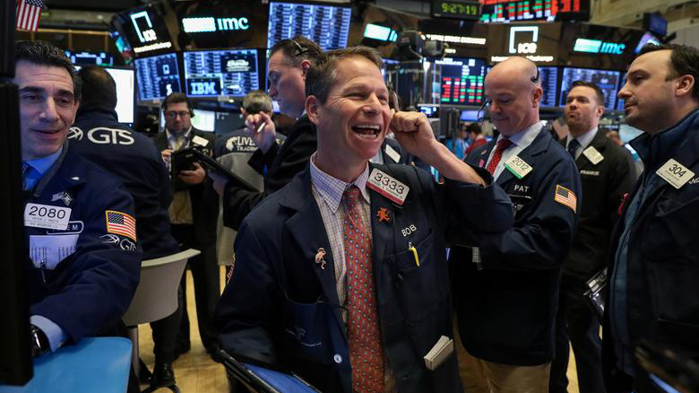 Các nhà giao dịch cổ phiếu trên sàn NYSE ở New York, Mỹ - Ảnh: Reuters.