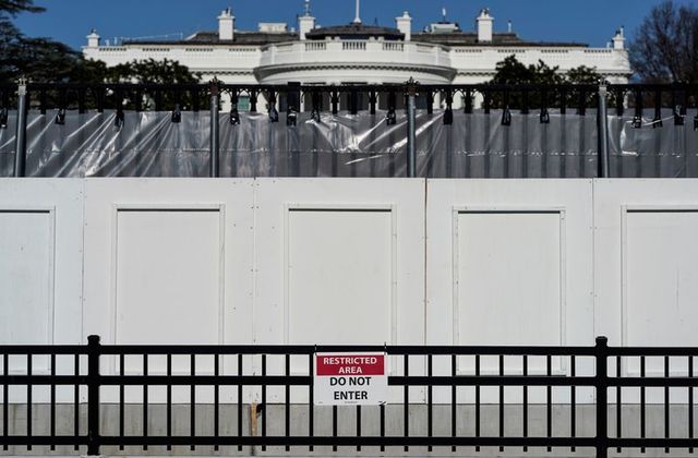 Hàng rào an ninh được dựng lên trước Nhà Trắng ngày 10/1 - Ảnh: Reuters.