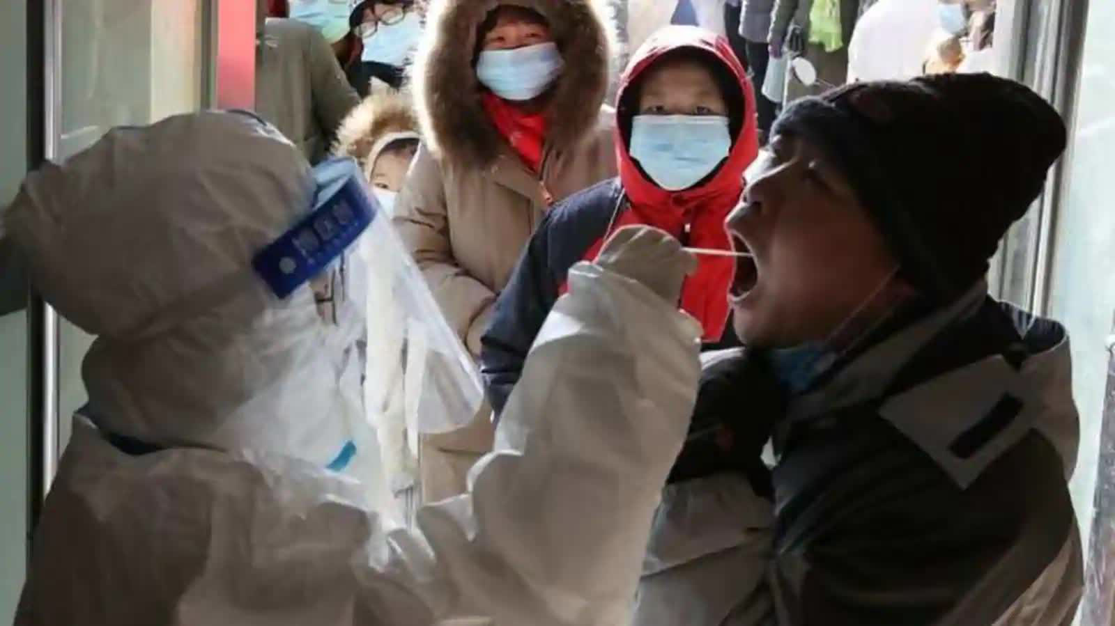 Một nhân viên y tế lấy mẫu xét nghiệm Covid-19 ở Thạch Gia Trang, Hà Bắc, Trung Quốc hôm 6/12 - Ảnh: Reuters.