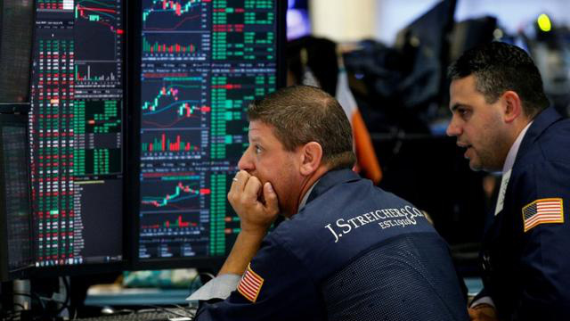 Các nhà giao dịch cổ phiếu trên sàn NYSE ở New York, Mỹ - Ảnh: Reuters.