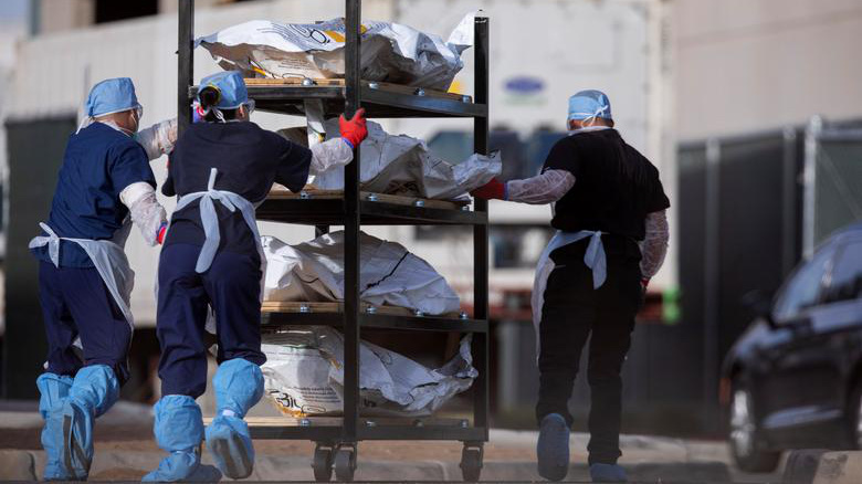 Nhân viên y tế di chuyển thi thể bệnh nhân tử vong vì Covid-19 vào một nhà xác ở El Paso, Texas, Mỹ, hôm 23/11 - Ảnh: Reuters.